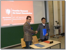 Bei der Vertragsunterzeichnung: Prof. Yang (SINANO), links, und Prof. Andreas Waag (IHT).