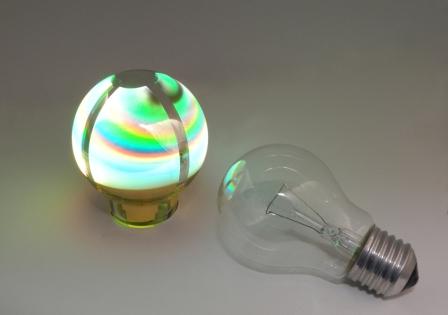 Prototyp einer OLED-Birne neben einer klassischen Glühfadenlampe (Bild: EMDEOLED GmbH)