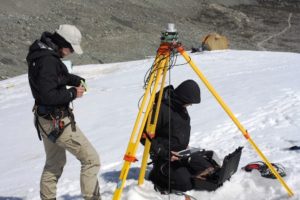 Aufbau der Magnetsensor-Basisstation Vortests auf dem Morteratsch Gletscher in der Schweiz (TU Braunschweig/Lutz Bretschneider)