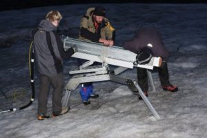 Einsetzen des "IceMole" bei Vortests auf dem Morteratsch Gletscher in der Schweiz (TU Braunschweig/Lutz Bretschneider)