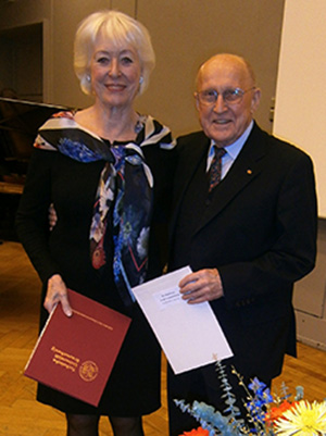 Die Goldene Promotionurkunde erhielt die Apothekerin Dr. Chrisitane Rogge (l.). Ihr Doktorvater Prof. Dr. Hermann Josef Roth hielt den Festvortrag.