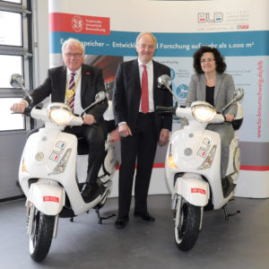 Elektroroller als künftiger Einsatzort moderner Batterien: TU-Präsident Prof. Jürgen Hesselbach, BLB-Sprecher Prof. Arno Kwade und die Niedersächsische Ministerin für Wissenschaft und Kultur, Dr. Gabriele Heinen-Kljajić (von links).