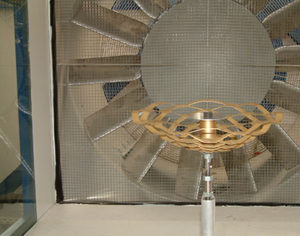 Das Institut für Stahlbau testete im Windkanal, wie sich die Skulptur bei Sturm verhalten wird. Hier im Test eine Lampe. Bildnachweis: Institut für Stahlbau 