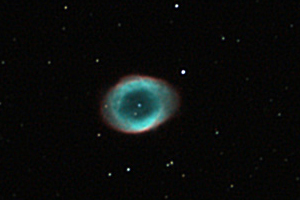 Ringnebel M57 im Sternbild Leier mit dem Teleskop aufgenommen.