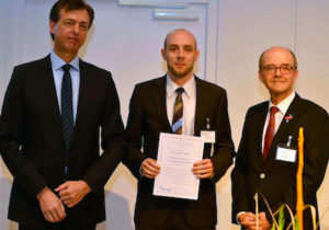 FKTG-Vorsitzender Siegfried Fößel, Preisträger Dr.-Ing. Jan Zöllner und Doktorvater Prof. Ulrich Reimers. (Foto: privat)