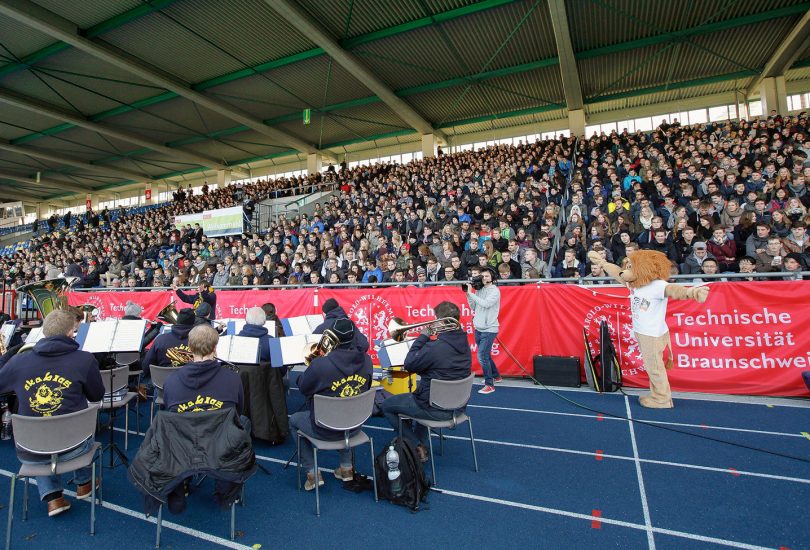 Studienanfängerinnen und Studienanfänger im Eintracht Stadion werden von der Bläservereinigung akblas musikalisch unterhalten.