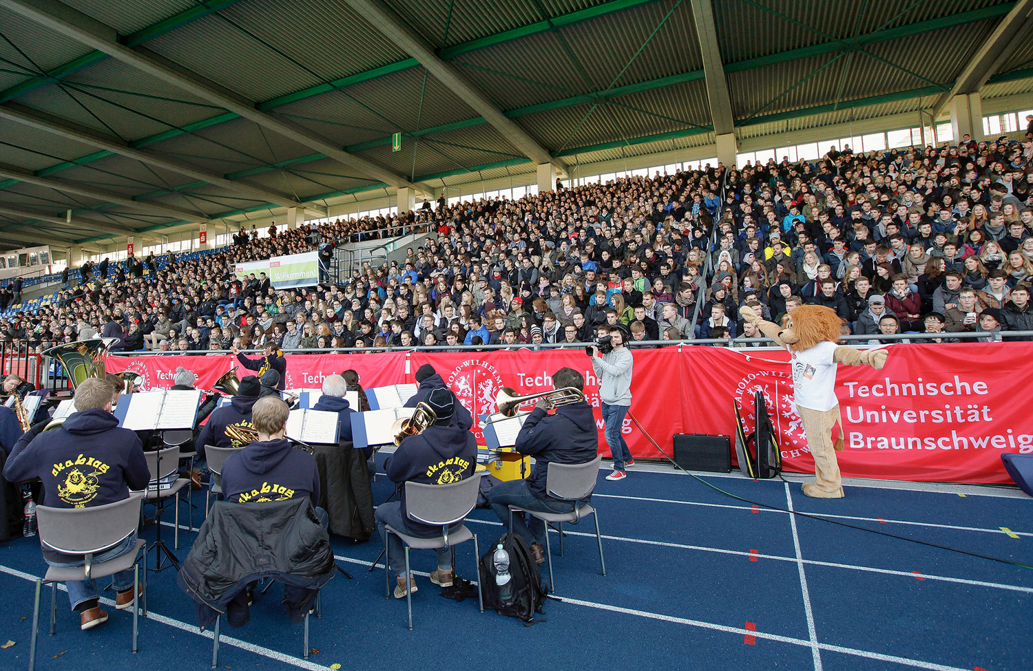 Studienanfängerinnen und Studienanfänger im Eintracht Stadion werden von der Bläservereinigung akblas musikalisch unterhalten.