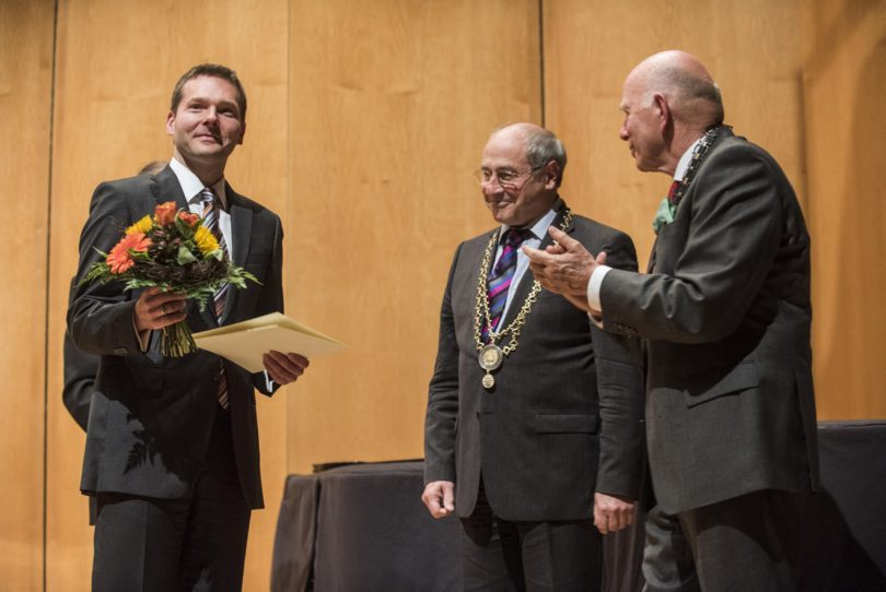 Foto des Preisträgers mit Prof. Klaus Manger und Prof. Christoph Stölzl