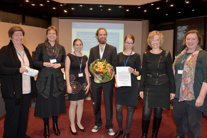 erhält den Preis von Generalsekretärin des DAADs Frau Dr. Dorothea Rüland