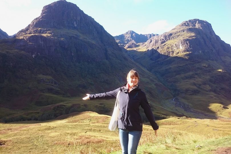 Die Studentin Victoria Fiebach steht in der schottischen Natur.