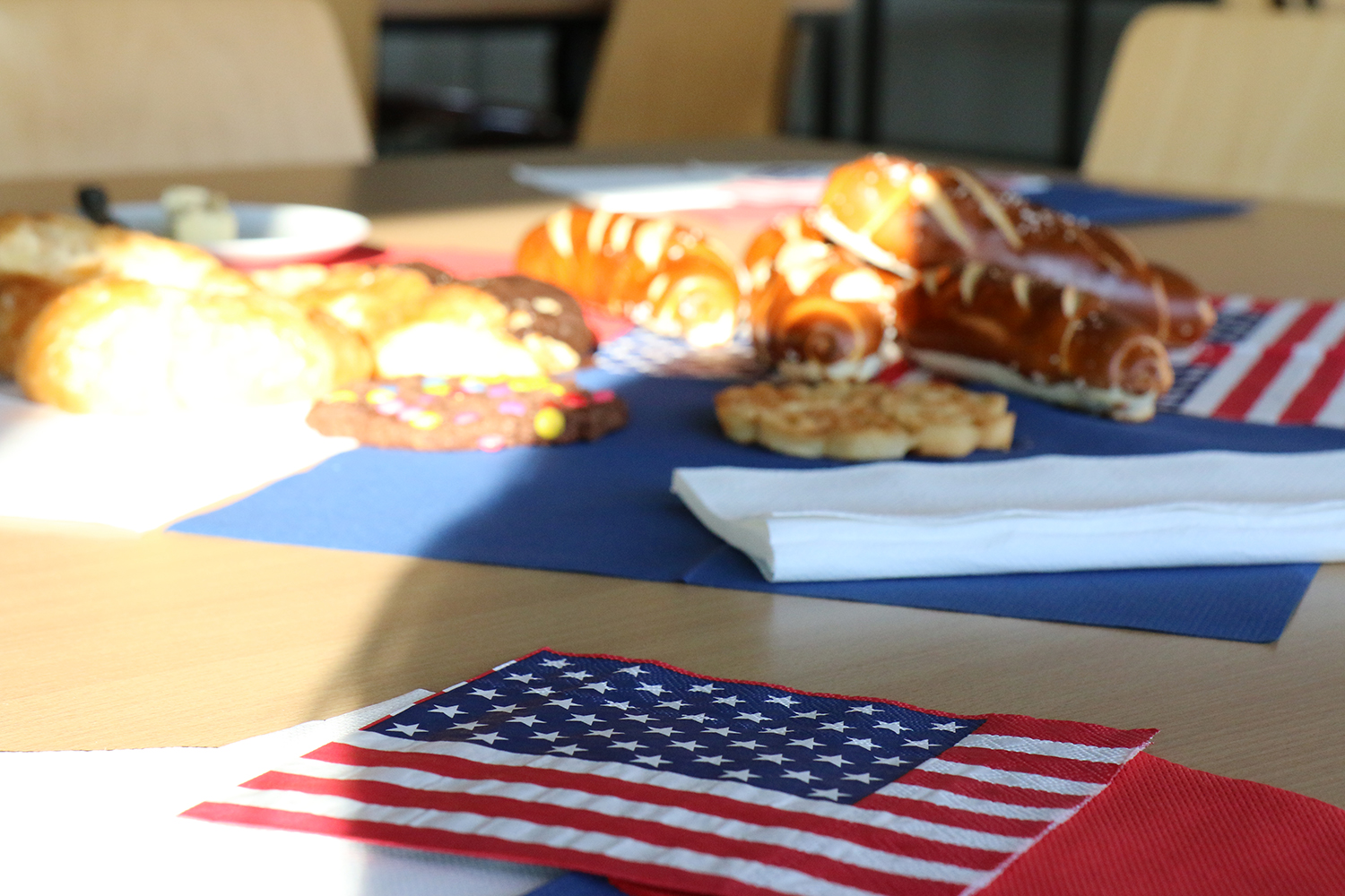 Das Bild zeigt amerikanische Motivservietten und Brötchen.