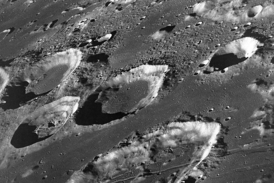 Mondoberfläche mit Kratern