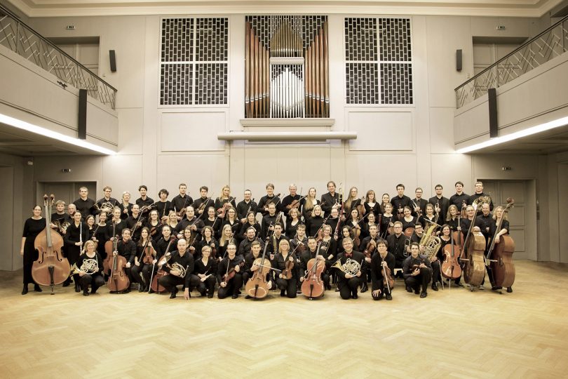 Gruppenbild der Musikerinnen und Musiker des Orchesters
