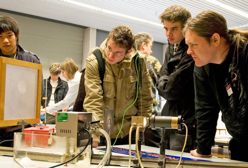 Das Bild zeigt Schüler bei Experimenten.