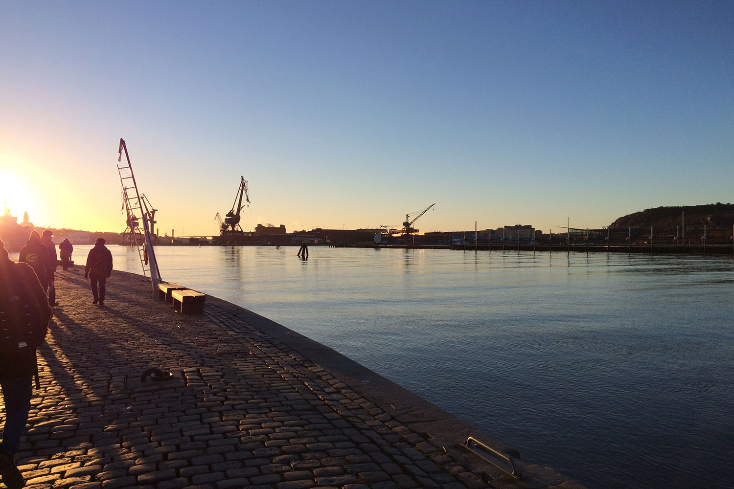 Der Göteborger Hafen im Sonnenuntergang.