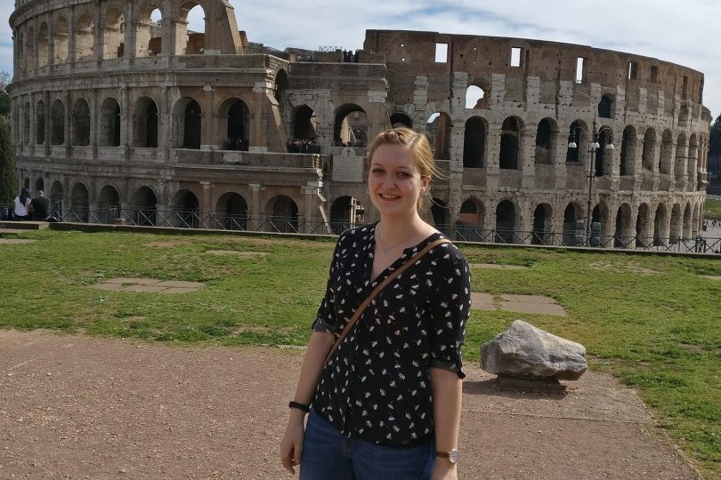 Die Studentin Fenja Lehmann steht vor dem Colosseum in Rom.