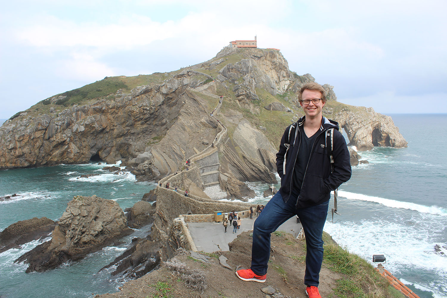 Der Student Lars Framke steht an einer Klippe an der Inselgruppe San Juan de Gaztelugatxe.