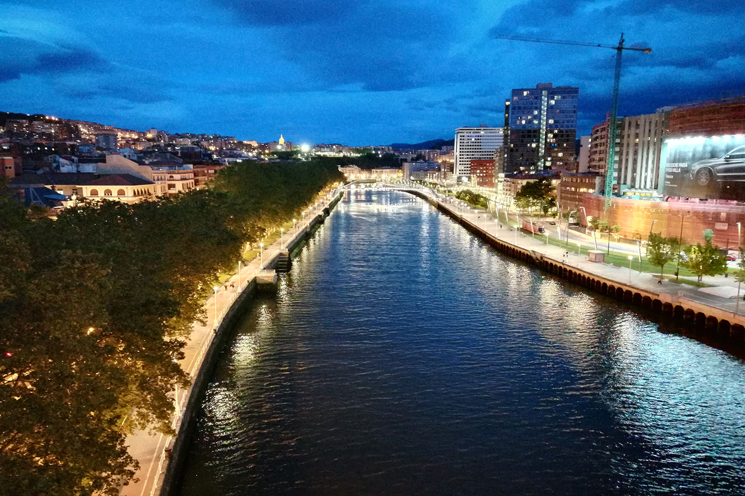 Blick auf den Fluss Ría de Bilbao in der Dunkelheit.