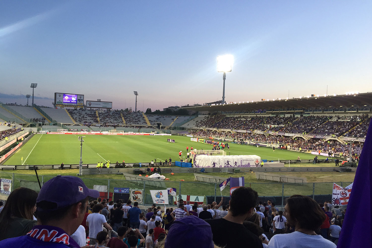 Blick von der Tribüne auf das Spielfeld im Stadion des AC Florenz kurz vor Beginn einer Partie.