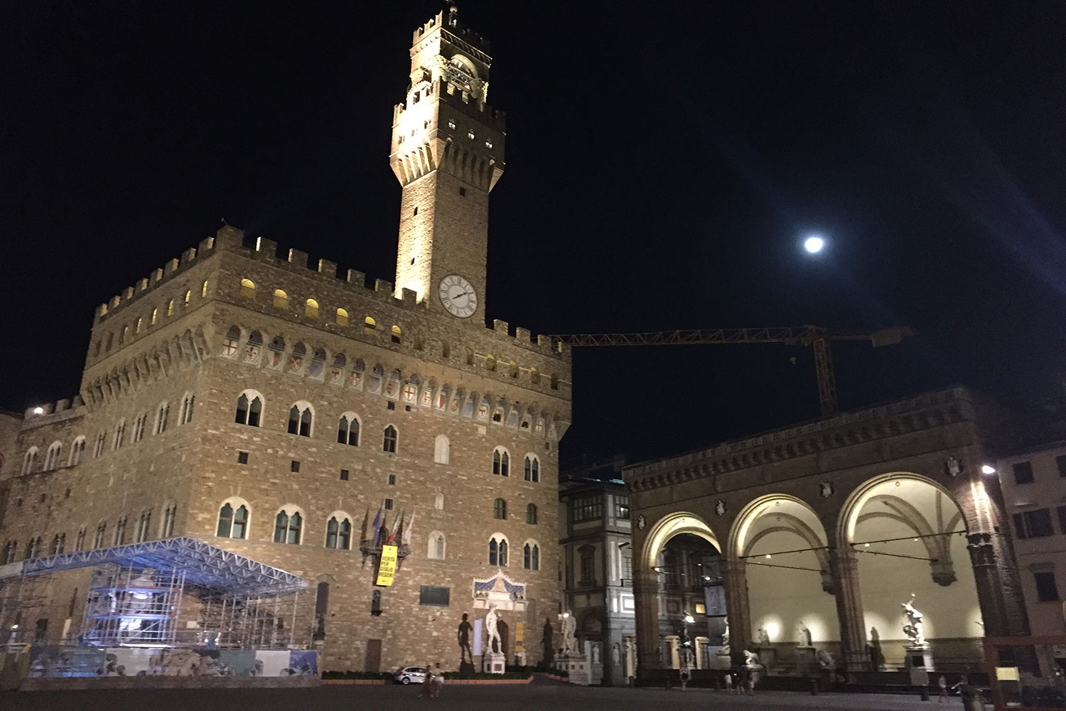 Außenansicht des Palazzo Vecchio bei Nacht.