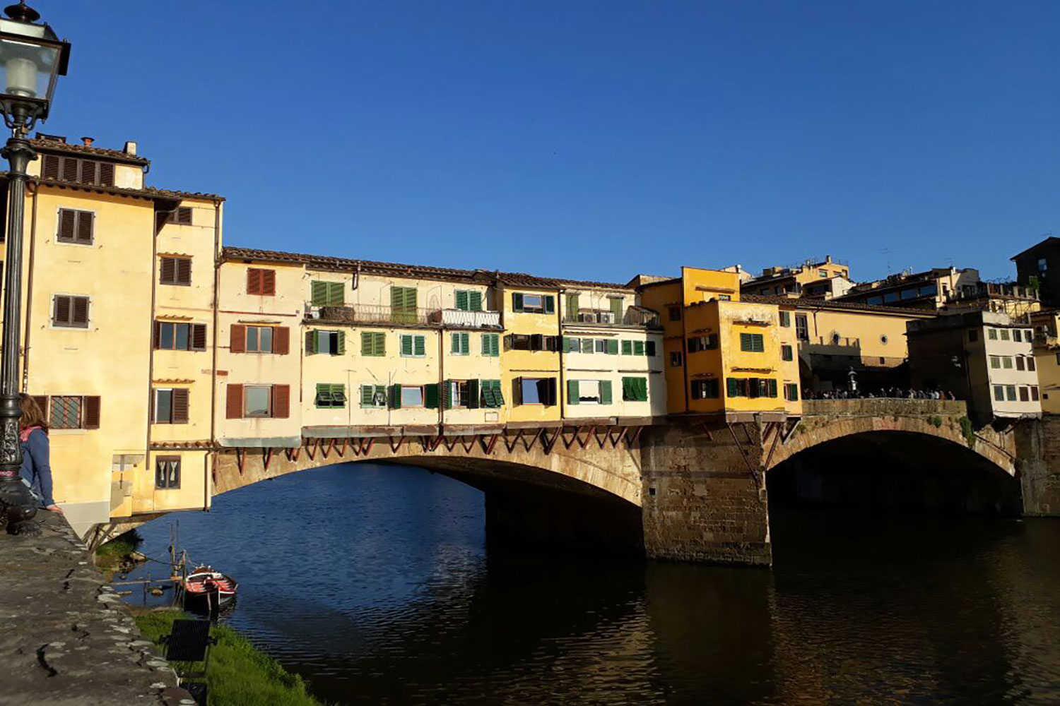 Blick auf die Ponte Vecchio, die älteste, noch erhaltene Brücke in Florenz.