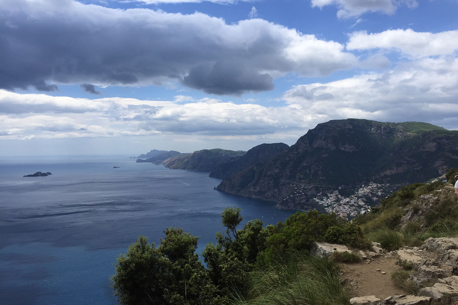 Zu sehen ist eine Küstenlandschaft mit Blick auf das Meer an der Amalfiküste.