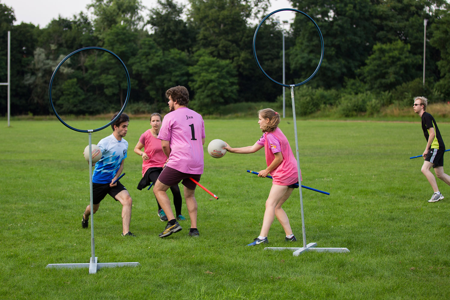 Zu sehen sind fünf Quidditchspieler in einer Spielszene.