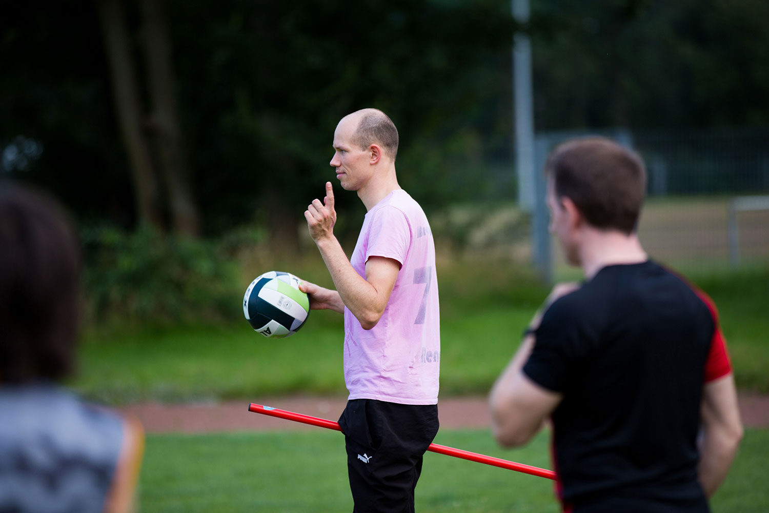 Zu sehen ist der Quidditchtrainer bei der Erklärung einer Trainingsübung.