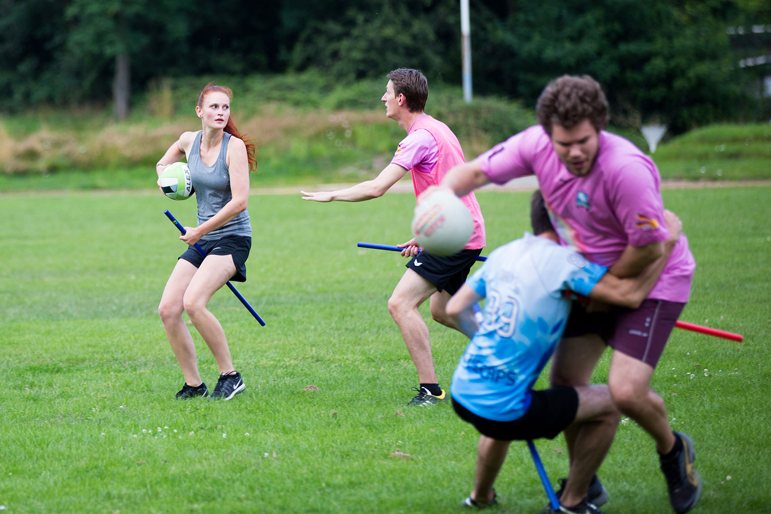 Spielszene: Beim Tackling reißt ein Spieler einen anderen zu Boden.