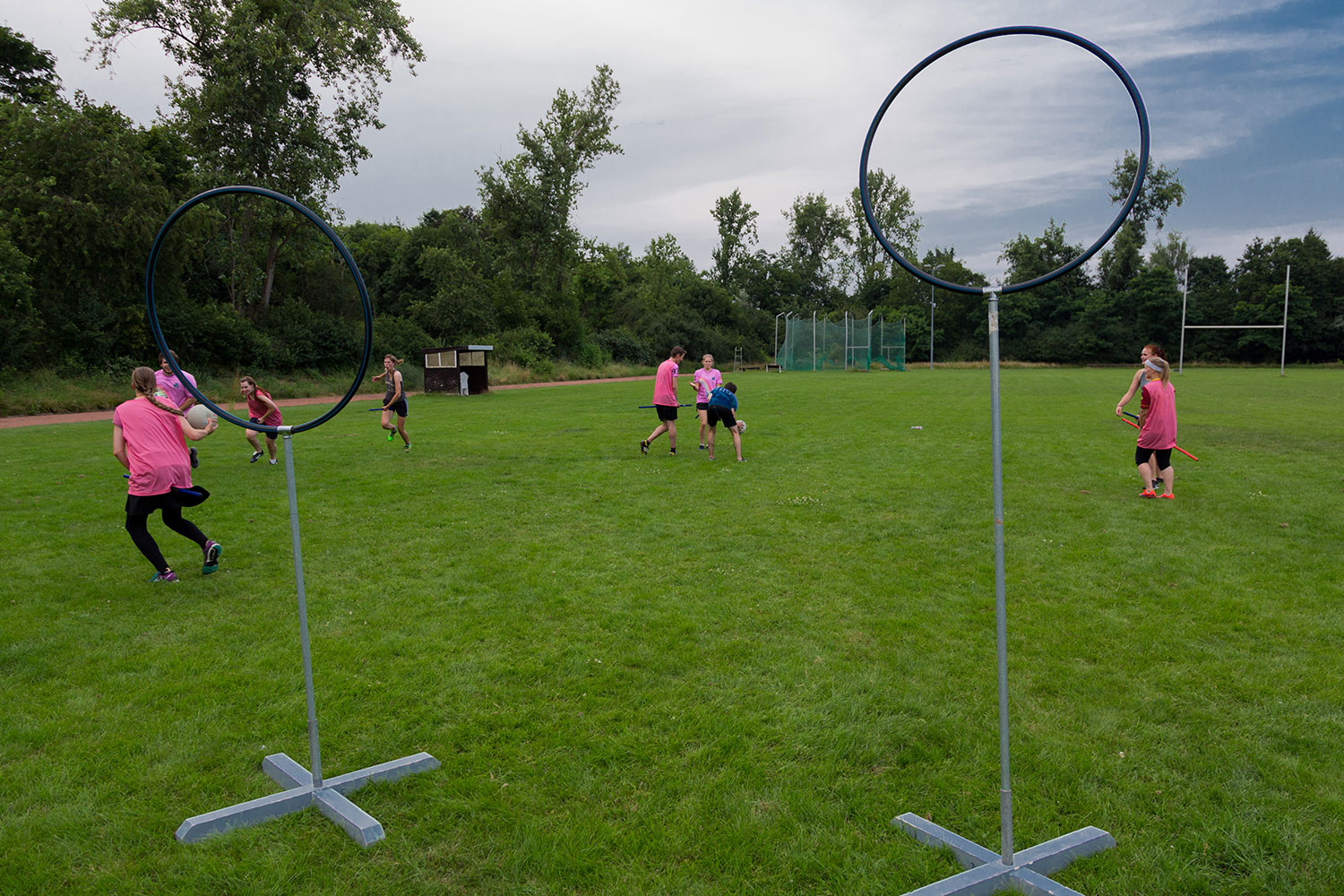 Blick auf das Spielfeld, im Vordergrund stehen zwei Torringe.