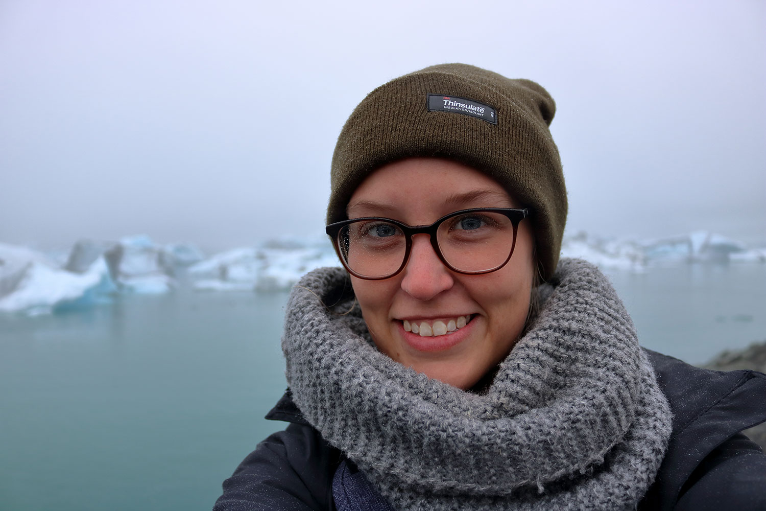 Porträtfoto der Studentin Franzsika Aschersleben. Im Hintergrund ist der Gletscher zu sehen.