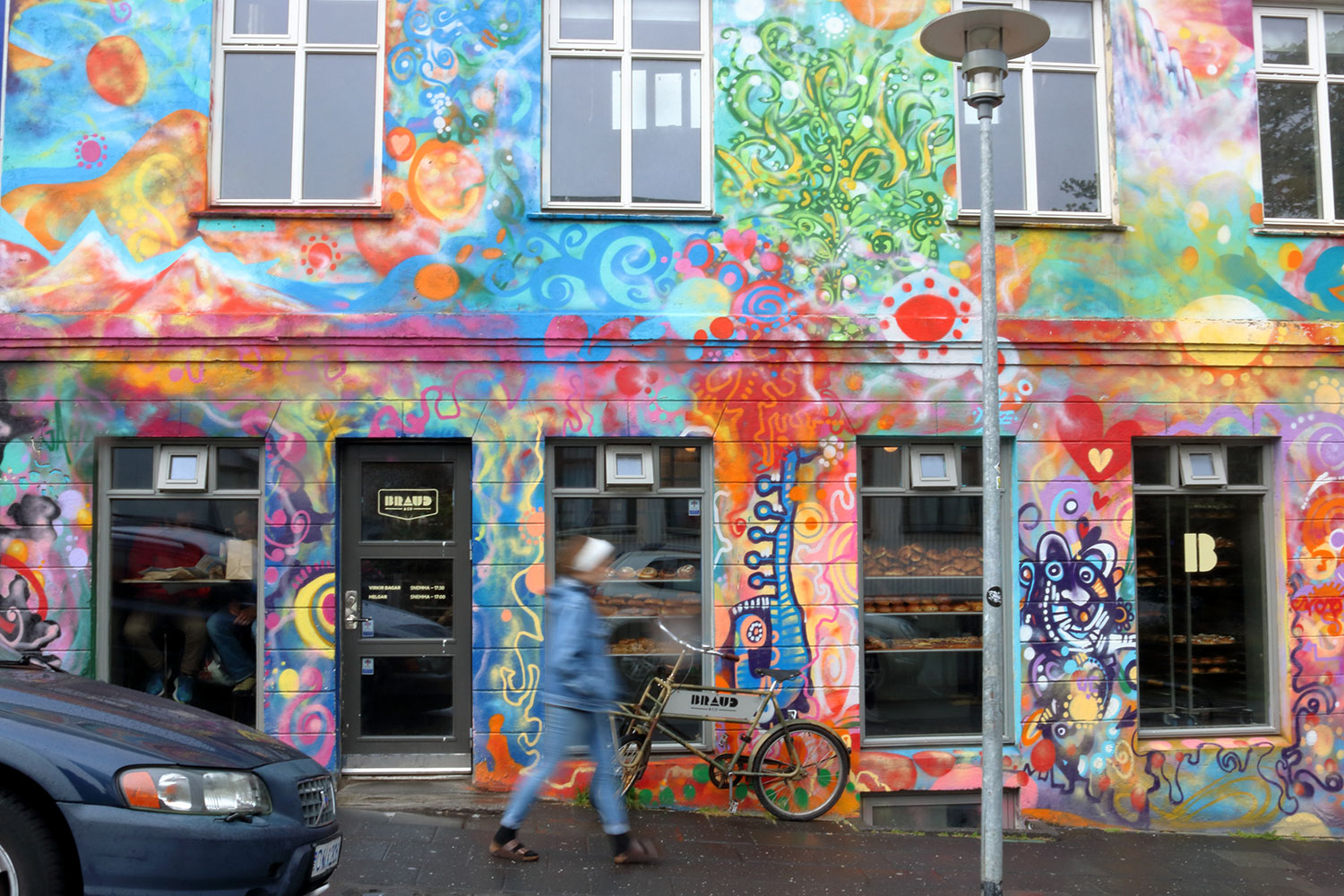 Eine bunt bemalte Hausfront in Reykjavík.