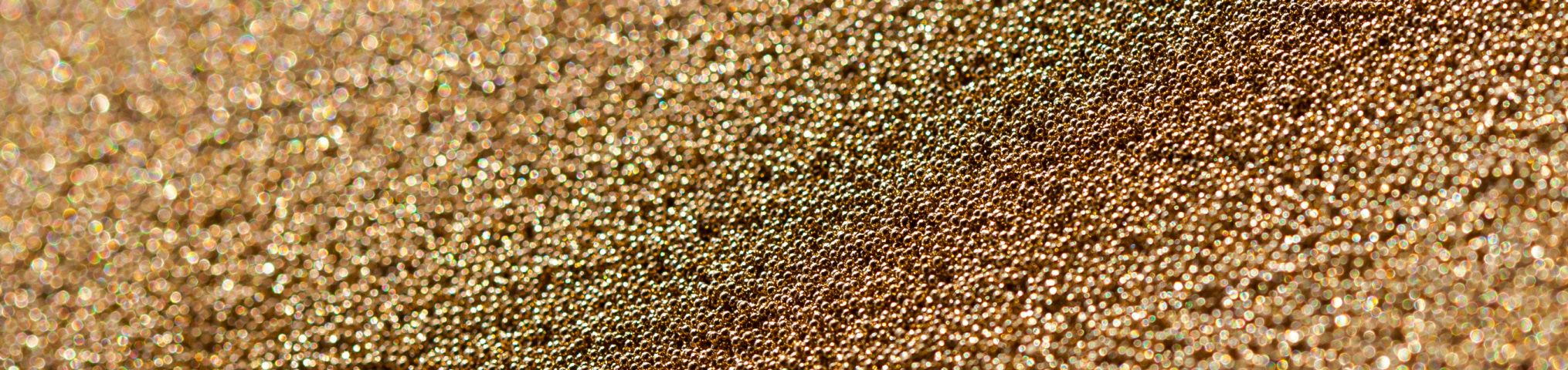 Zu sehen ist goldschimmernde Sinterbronze, die sich für den Einsatz an der Hinterkante eines Tragflügels eignet. Foto: Sebastian Olschewski/TU Braunschweig
