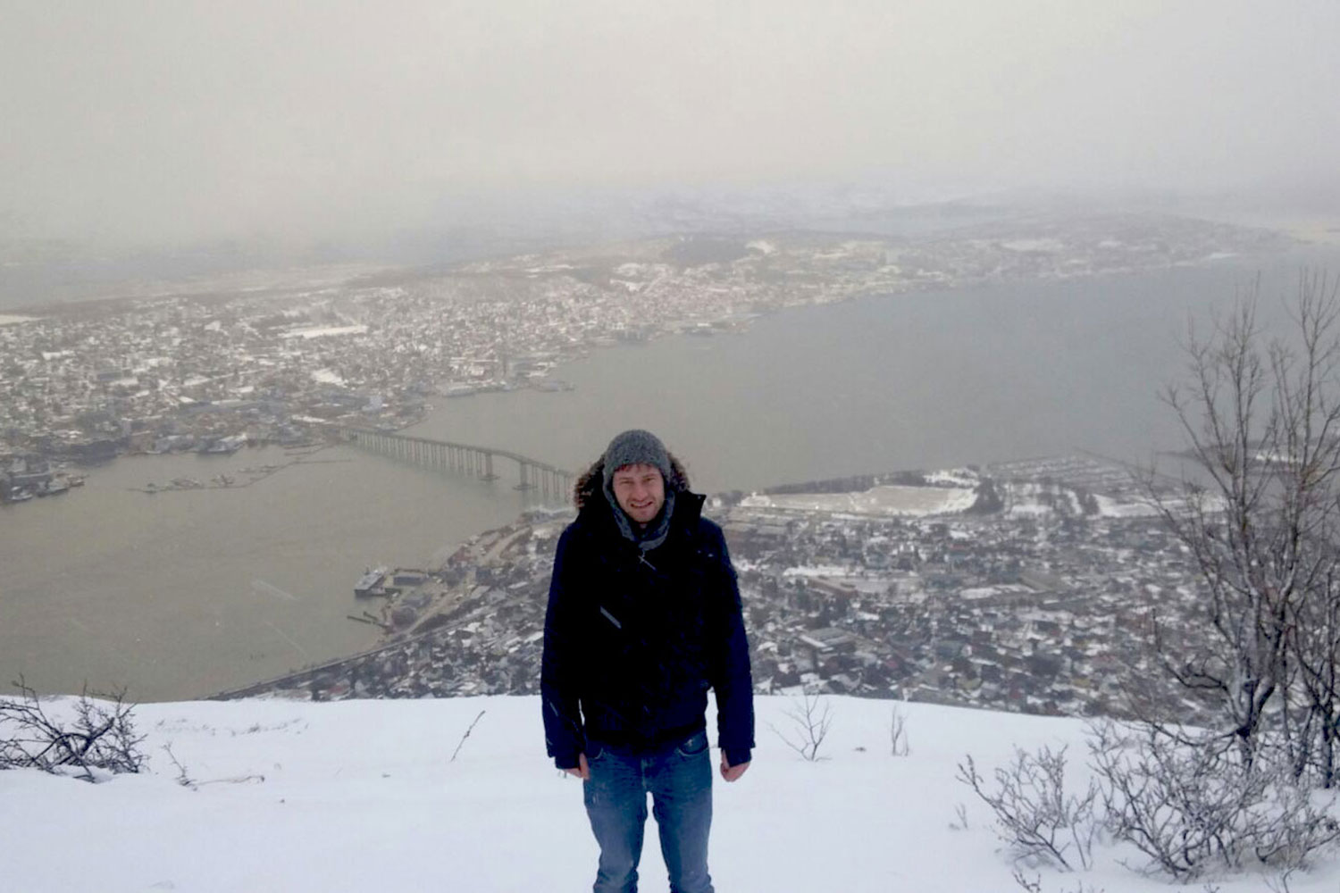 Der Student Sebastian Makus auf einem verschneiten Berg.