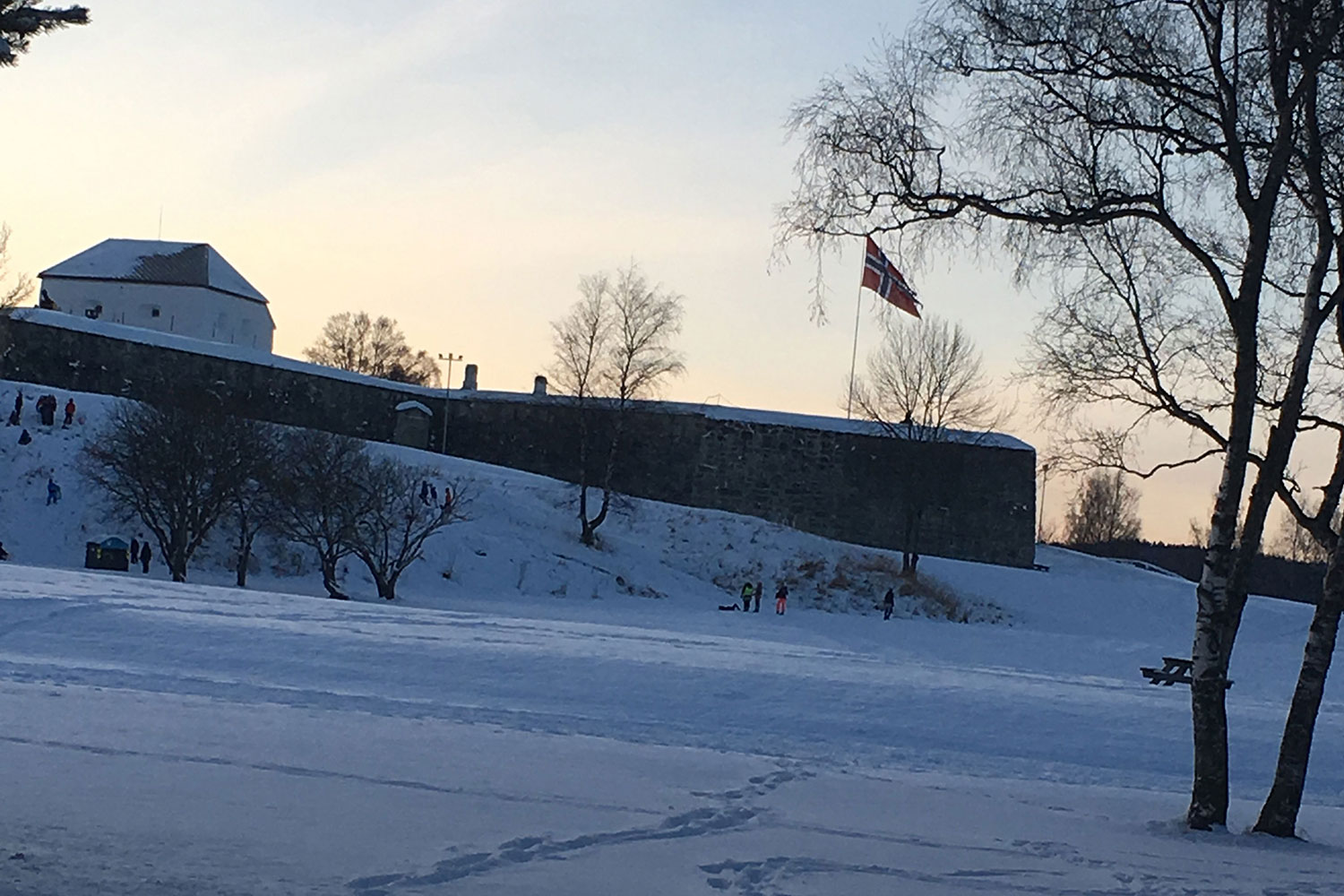 Die Festung der Stadt im tiefen Schnee.