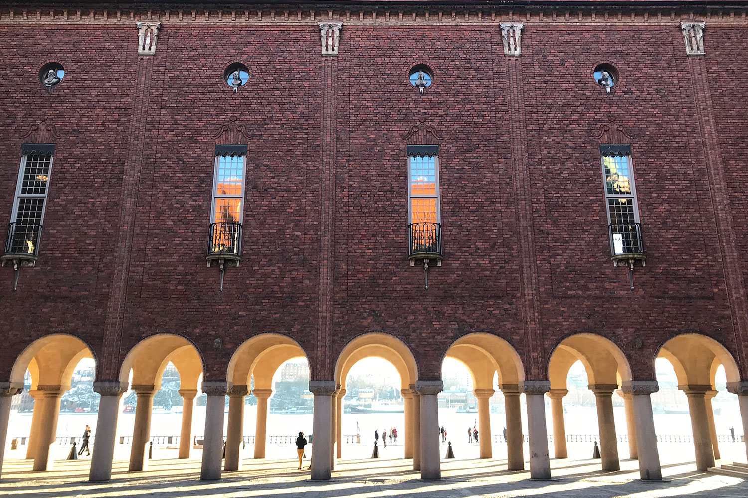 Zu sehen ist das architektonisch sehr schöne Rathaus im Sonnenschein.