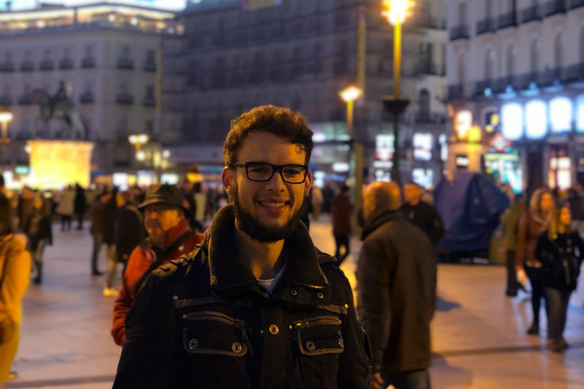 Zu sehen sind der Student und im Hintergrund der Hauptplatz "Puerta del Sol".