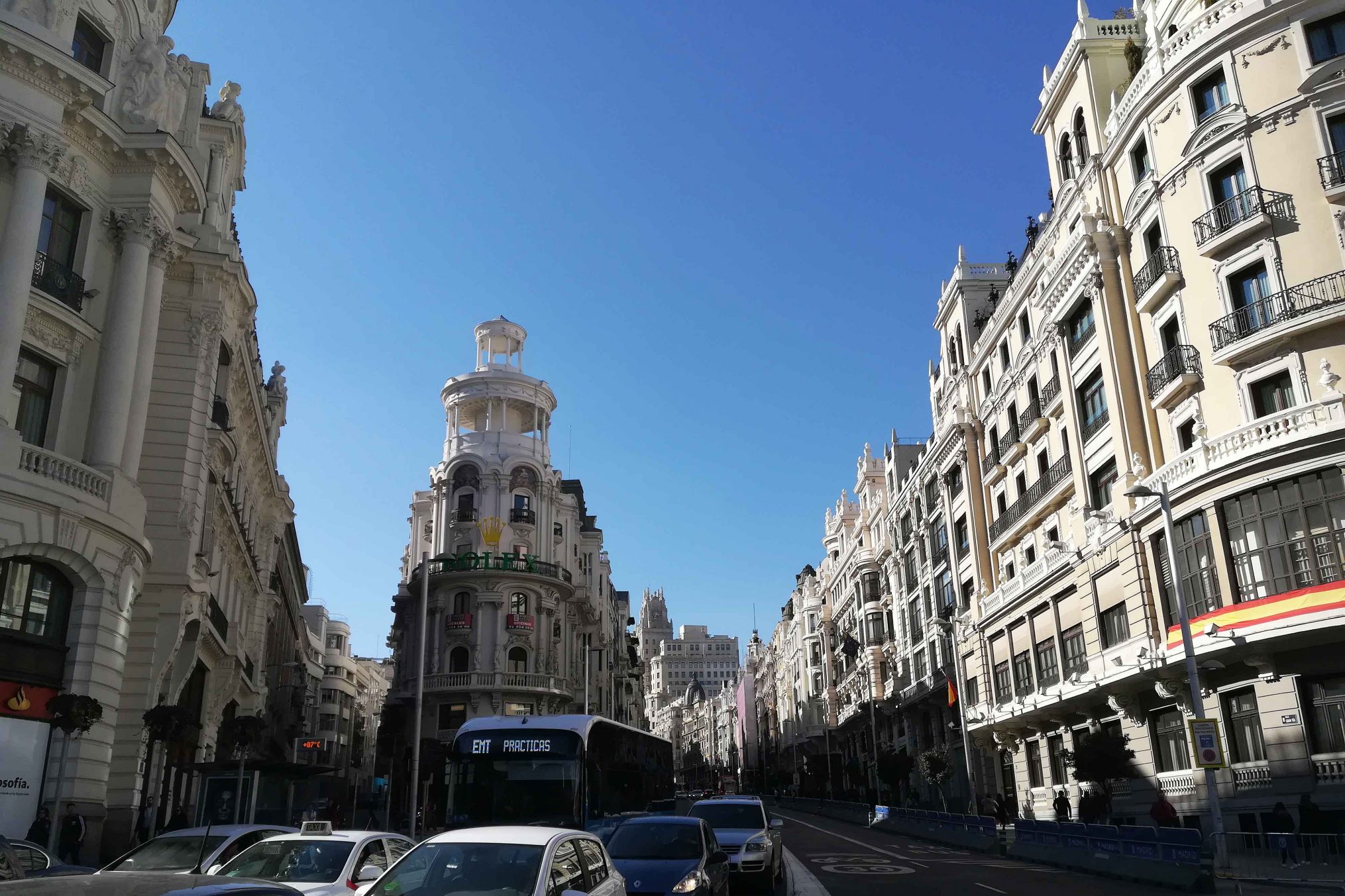 Zu sehen ist die "Gran Via", die wohl bekannteste und prächtigste Straße Madrids.