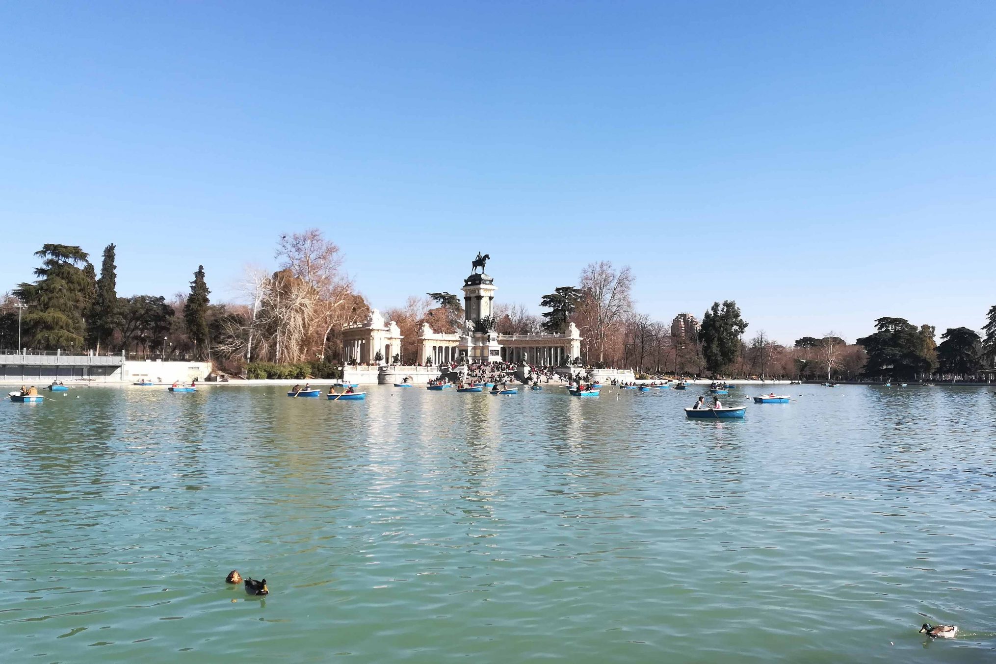 Zu sehen ist der See des "Retiro-Parks", auf dem Boote und Enten sind.