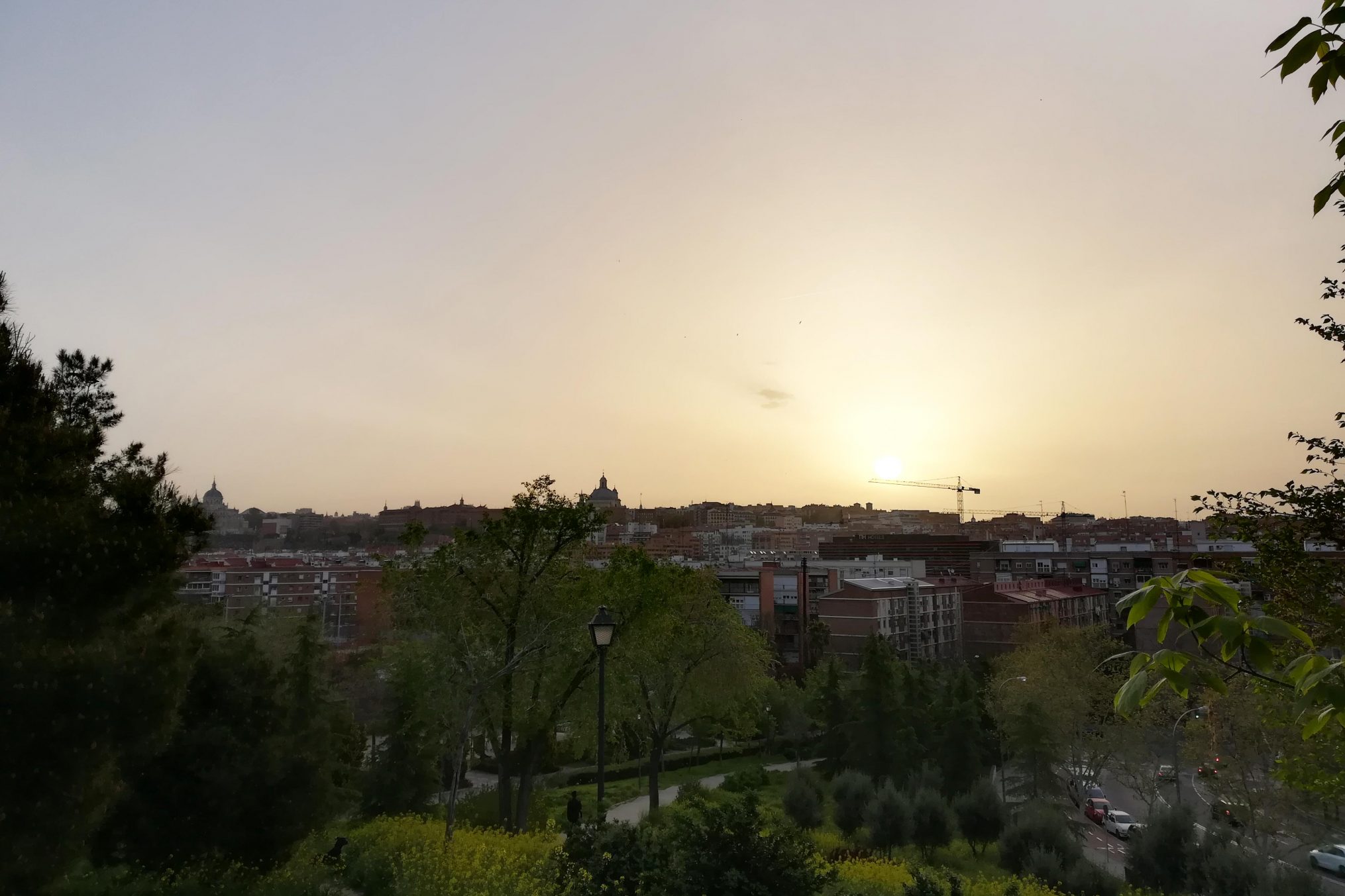 Zu sehen ist ein Sonnenaufgang über Madrid.