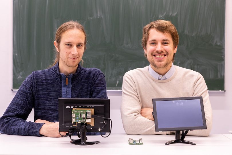 Manuel Wejner und Juniorprofessor Timm Wilke mit zwei LabPi-Stationen. Bildnachweis: Markus Hörster/TU Braunschweig