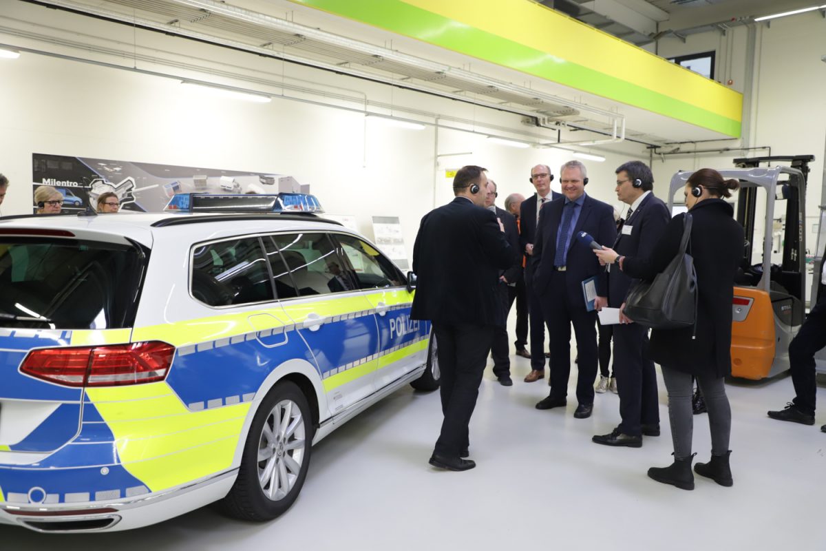Besuch der Delegation im Niedersächsischen Forschungszentrum für Fahrzeugtechnik