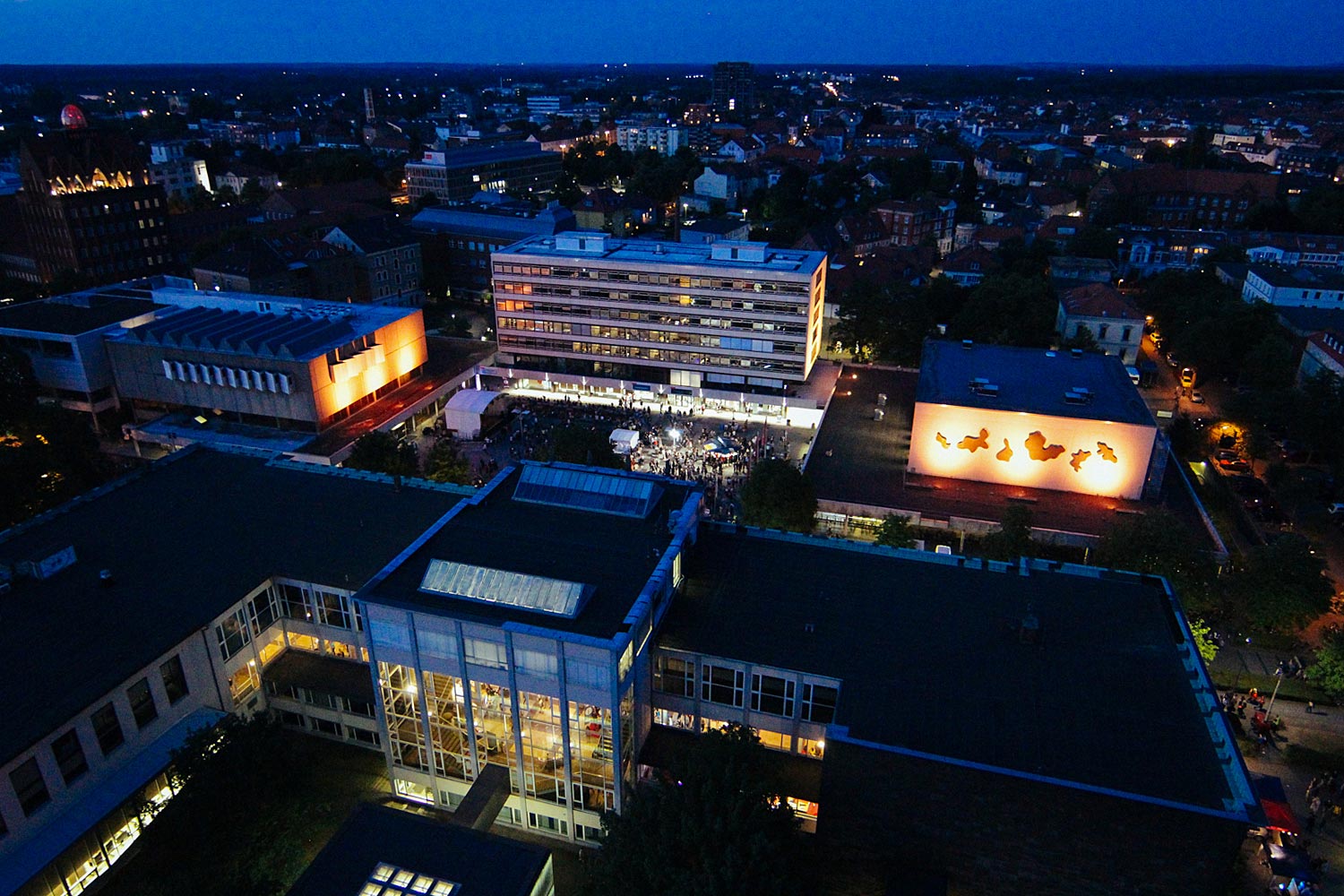 Blick vom Okerhochhaus auf den Universitätsplatz bei der TU-Night 2018. Bildnachweis: Marisol Glasserman/TU Braunschweig, frei zur Veröffentlichung.