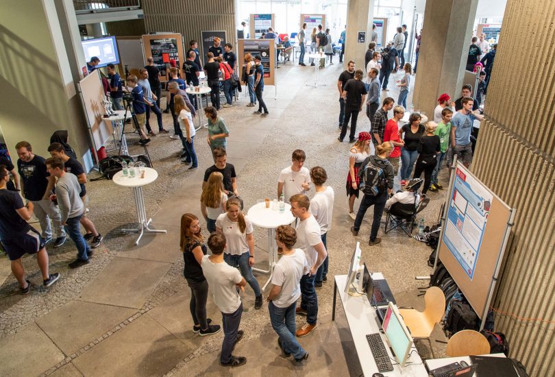 Im Foyer des Informatikzentrums der TU Braunschweig präsentieren Studierende am „Tag der jungen Softwareentwickler“ ihre Projekte, die im Rahmen des Softwareentwicklungspraktikums entstanden sind. Bildnachweis: Markus Hörster/TU Braunschweig