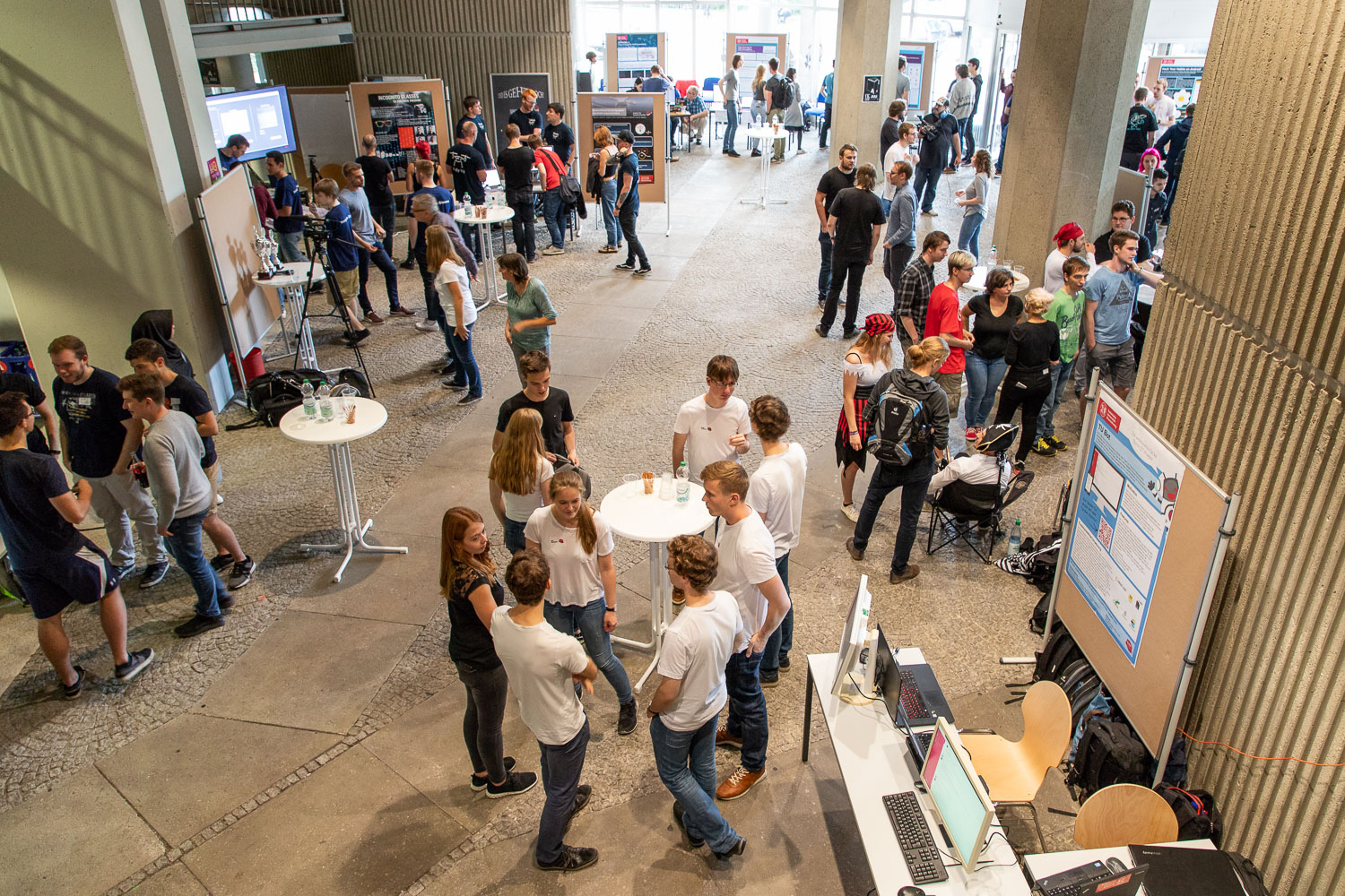 Im Foyer des Informatikzentrums der TU Braunschweig präsentieren Studierende am „Tag der jungen Softwareentwickler“ ihre Projekte, die im Rahmen des Softwareentwicklungspraktikums entstanden sind. Bildnachweis: Markus Hörster/TU Braunschweig
