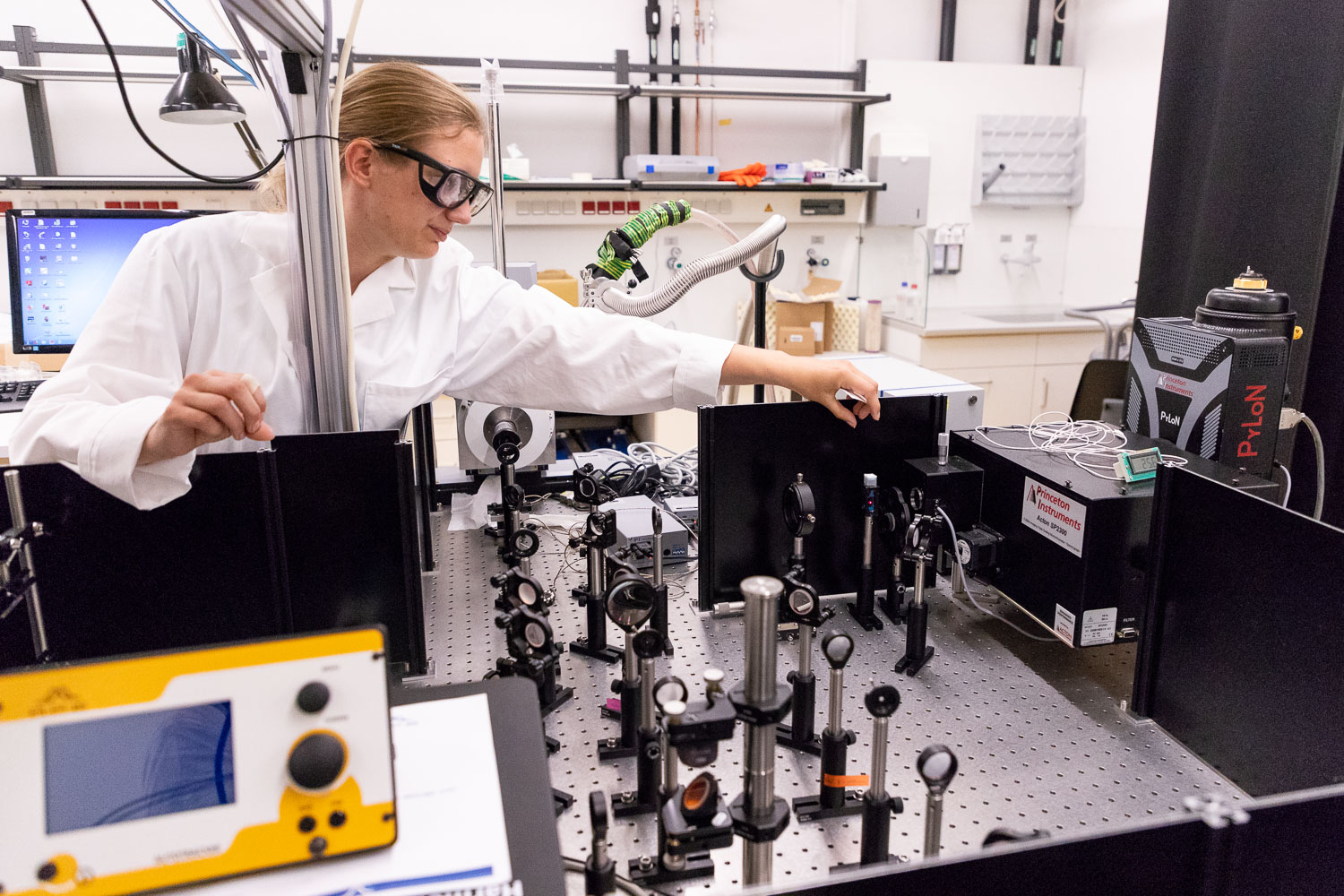 Dr. Angelina Jaros vom Institut für Halbleitertechnik bei der Justage des Photolumineszenzaufbaus. Bildnachweis: Markus Hörster/TU Braunschweig