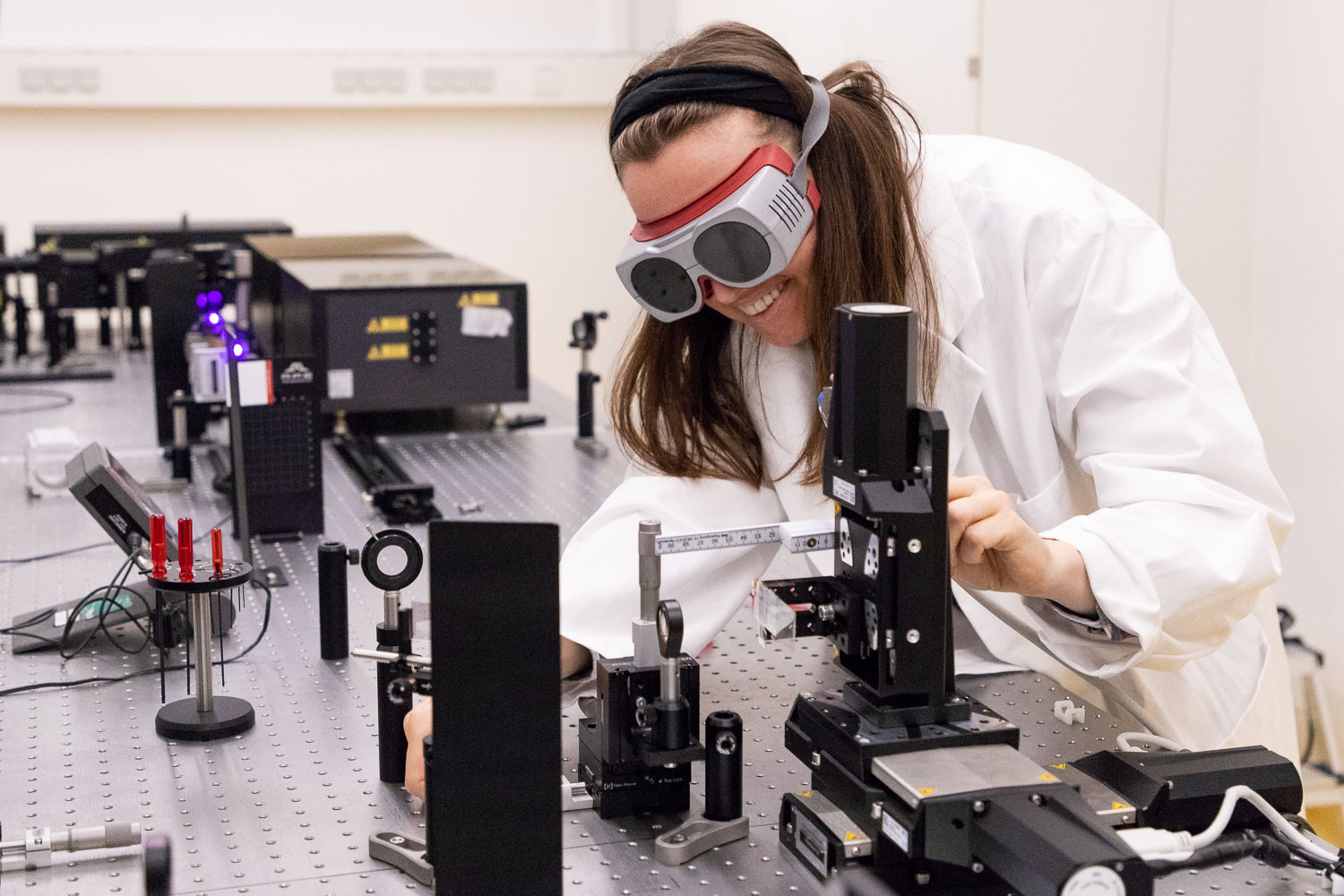 Silvia Müllner vom Institut für Angewandte Physik bei der Justage am Aufbau für zeitaufgelöste Photolumineszenz. Bildnachweis: Markus Hörster/TU Braunschweig