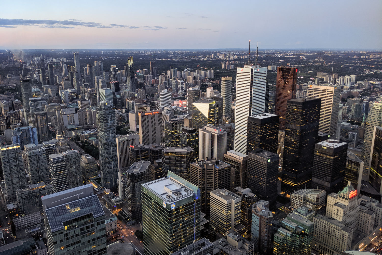 Blick über Toronto aus dem CN Tower. Wir haben die Aussichtsplattform gegen Einbruch der Dämmerung erreicht, sodass wir einen schönen Sonnenuntergang aus 447 Meter Höhe genießen konnten. Bildnachweis: Nico Geisler/TU Braunschweig