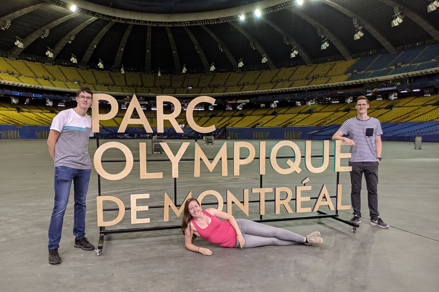 Im Olympiastadion in Montréal mit den anderen beiden Programmteilnehmern Tabea und Gábor. Zu dritt sind wir vor Beginn des Trimesters von Toronto Richtung Nordosten nach Québec, Forestville, Tadoussac und Alma gereist, bevor es schließlich über Montréal wieder zurück nach Toronto ging. Bildnachweis: Nico Geisler/TU Braunschweig