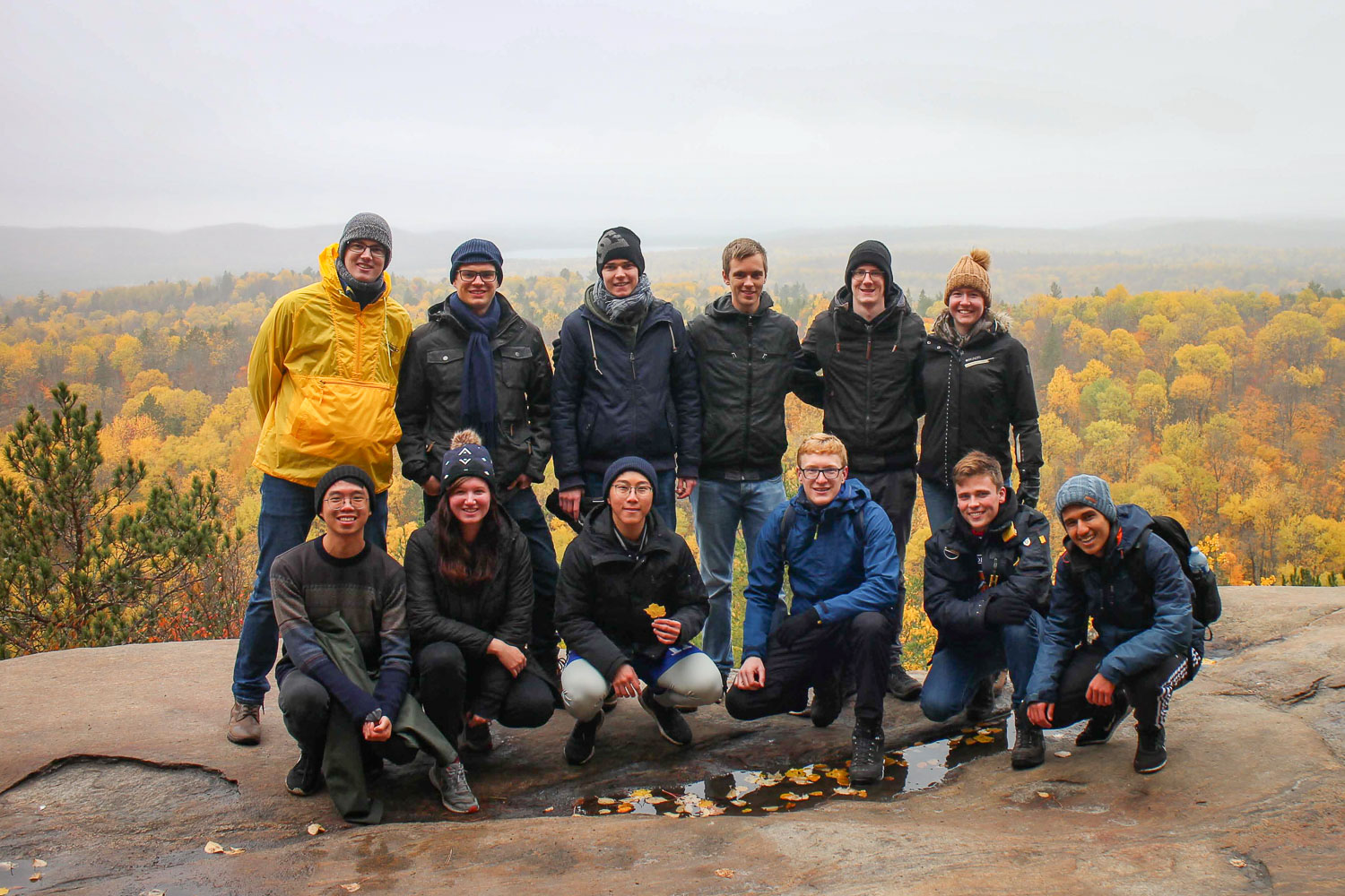 Die Campinggruppe, mit der ich vier Nächte im Algonquin Provincial Park bei ca. 0°C (±5°C) gecampt habe. Mit dem Wetter hatten wir leider nicht so viel Glück, denn am ersten Tag mussten wir durch den Regen wandern. Bildnachweis: Nico Geisler/TU Braunschweig